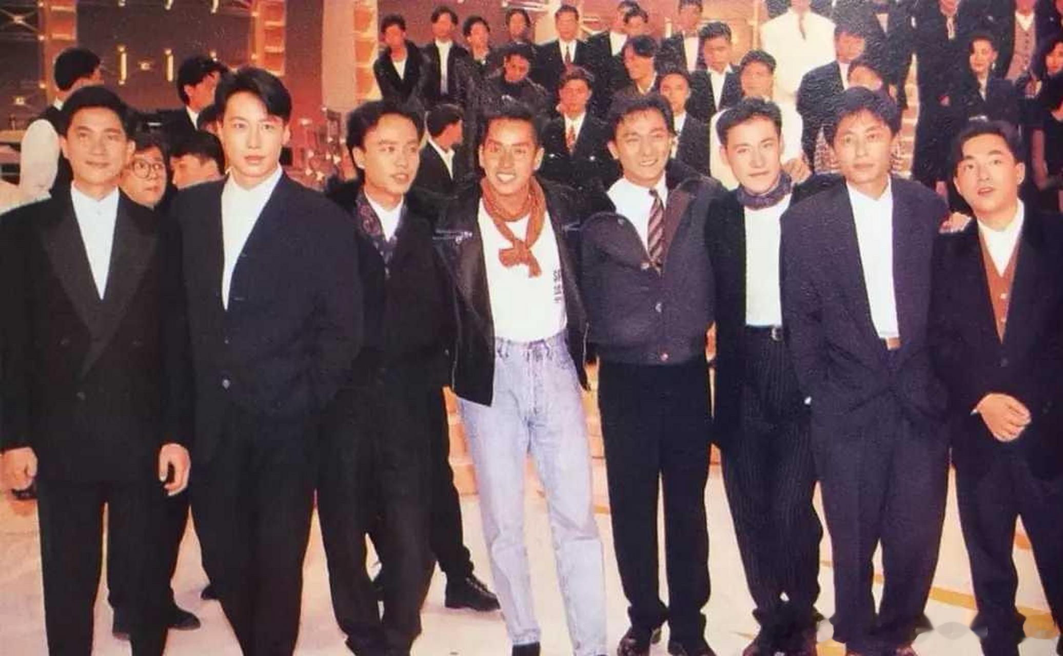 老照片[超话]  九十年代 刘德华 黎明 张学友 谭咏麟等人珍贵合影 ​​​