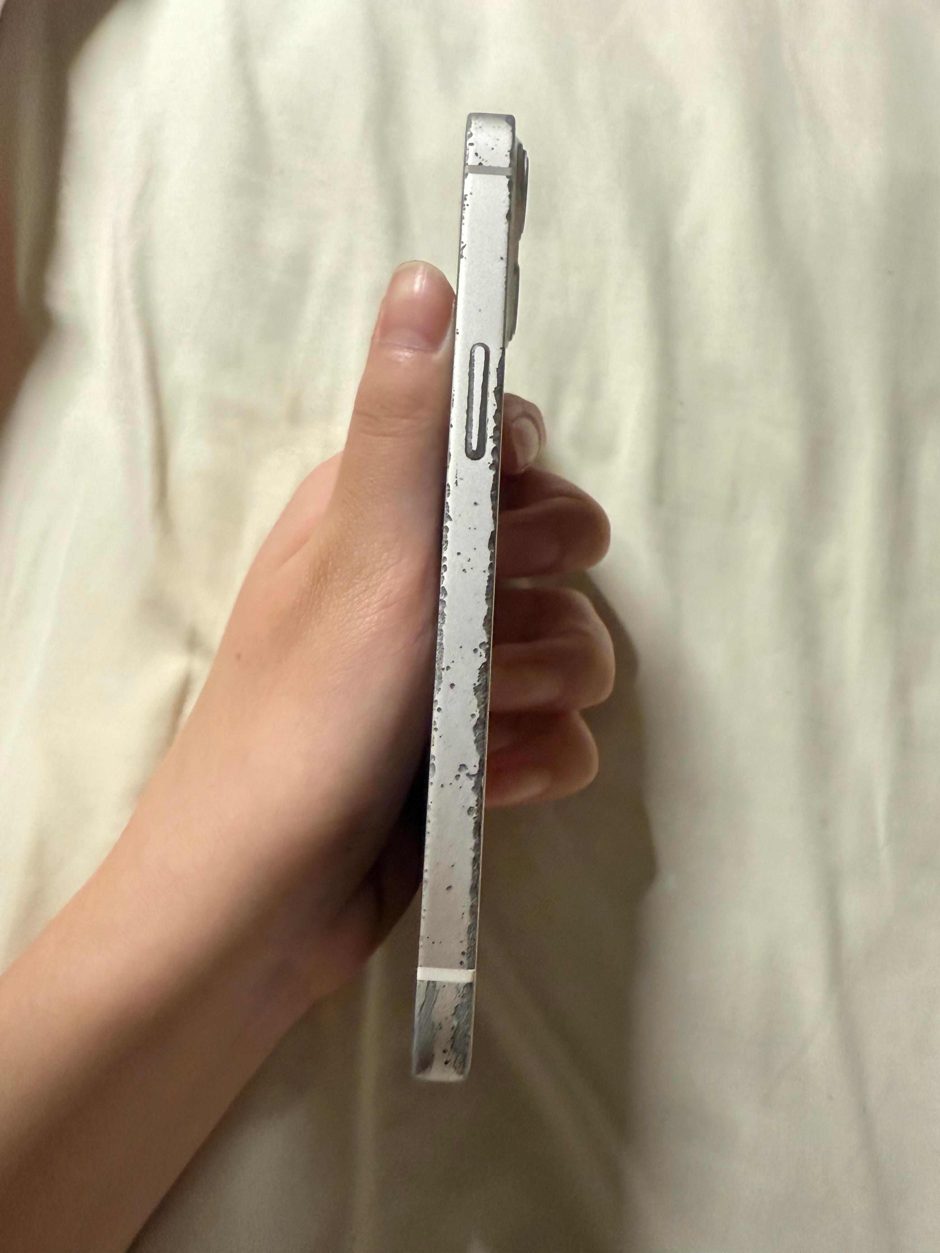 铝合金的边框就是会掉漆，无解的，所以手机用不锈钢才是最优解。 