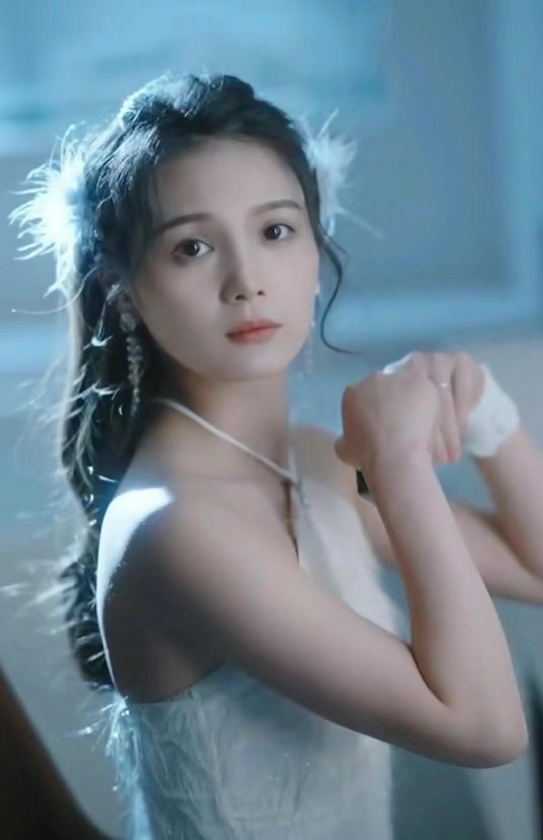 短剧演员左一以后真的走投无路了
因为区区的5000块钱，把自己的前途断送了。现在