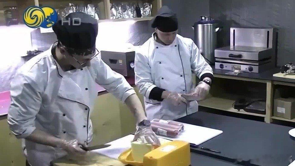 凤凰新闻【凤凰探访俄军无人机配送站：距前线仅5公里，厨师四班倒作业】俄军不断改进