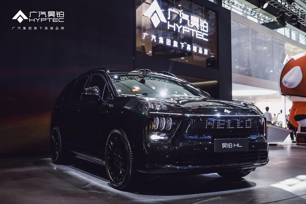 昊铂HL黑武士太对味儿了！全黑车身超吸睛，车漆带点细闪，阳光下亮堂不沉闷，熏黑轮