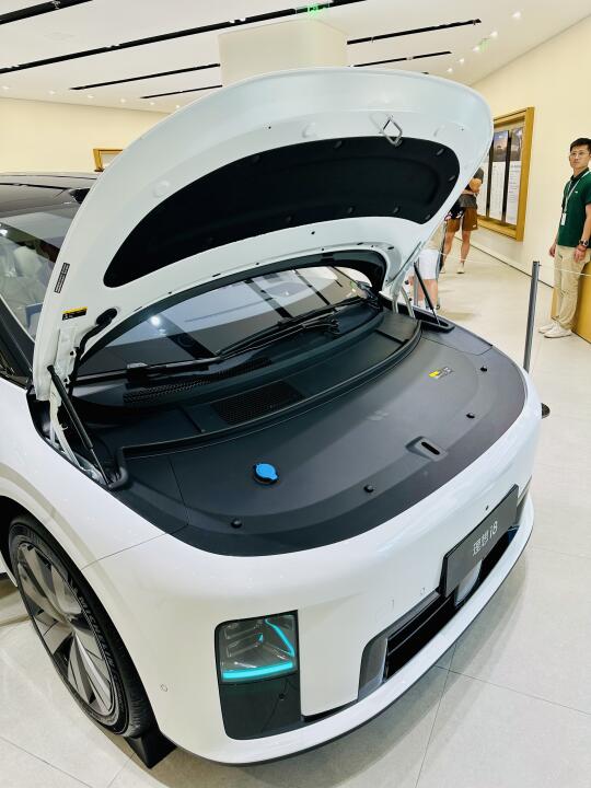 理想i8看车排队1小时起…