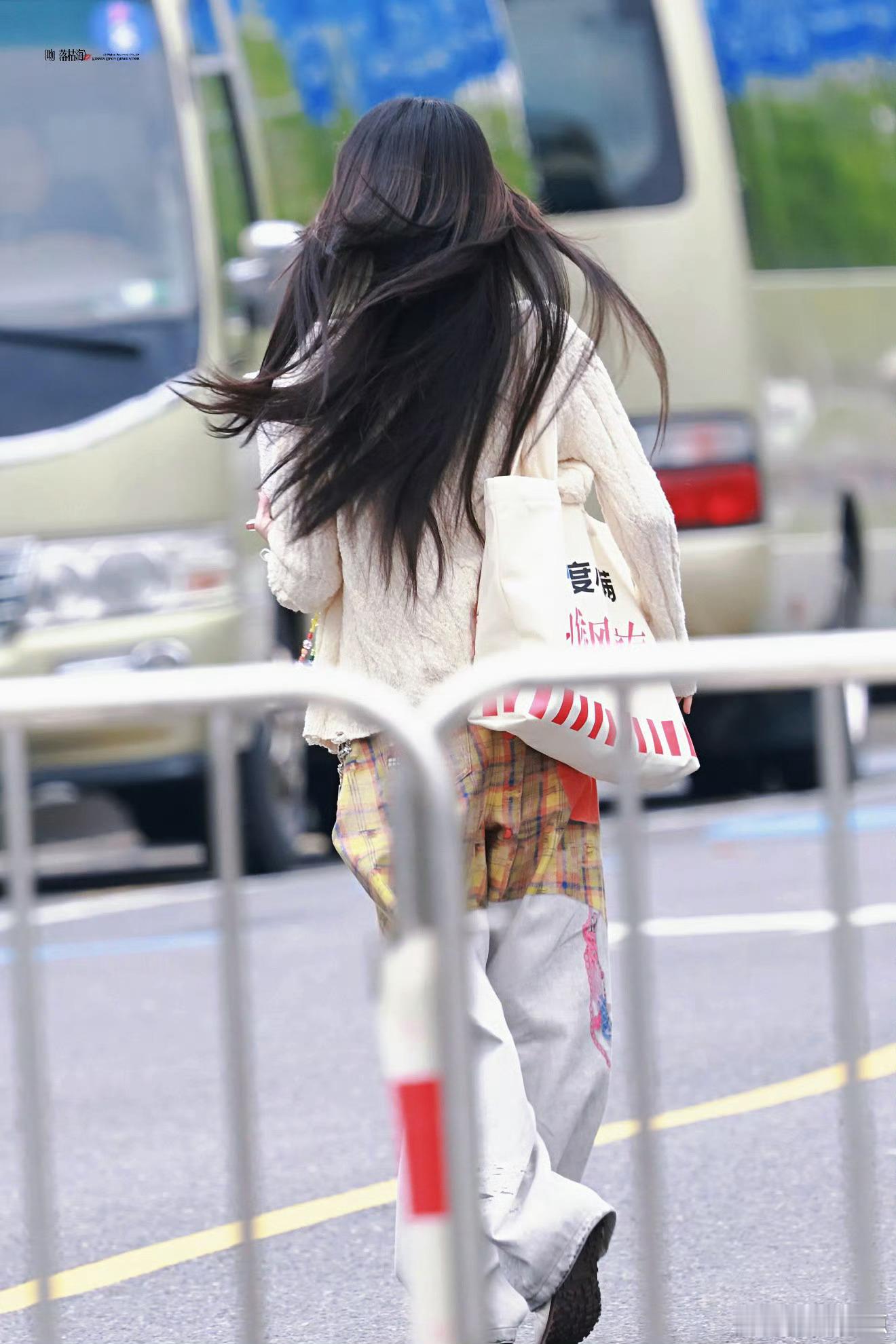 下班路上还在哼歌，姐姐这是把舞台刻进DNA里了吧～🎵 孙怡回浪姐宿舍乘风202