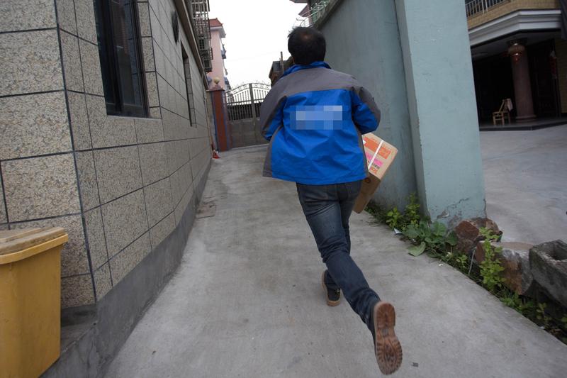 3月5日，在湖北利川开往东莞的务工专列上，一对月薪8000的快递员夫妻带着2岁儿