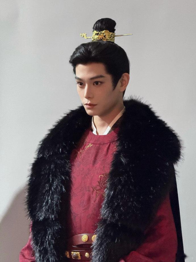 丁禹兮空降超话给粉丝晒开机蛋糕🎂海棠姐姐被甜到了吗？ 