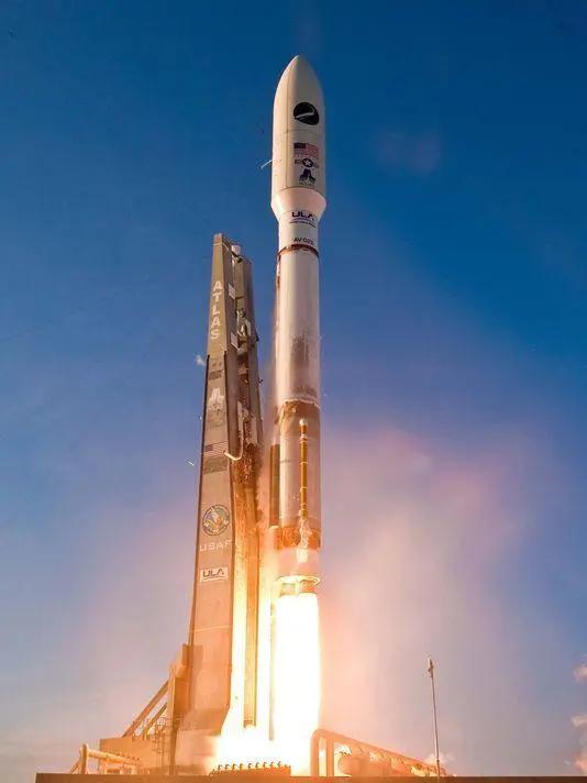 在这个激动人心的时刻，美国成功发射了一枚载人绕月任务火箭，标志着人类探索宇宙的新