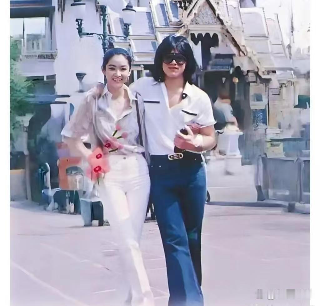 1979年林青霞与成龙结伴游玩泰国，街头定格美好瞬间；彼时二人同岁二十五，青霞貌