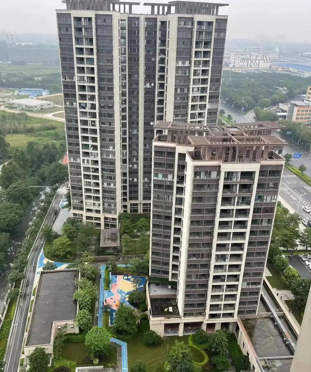 刷到个帖子，说江苏一小伙才22岁，爸妈已经把全款婚房给他备好了，钥匙直接塞他手里