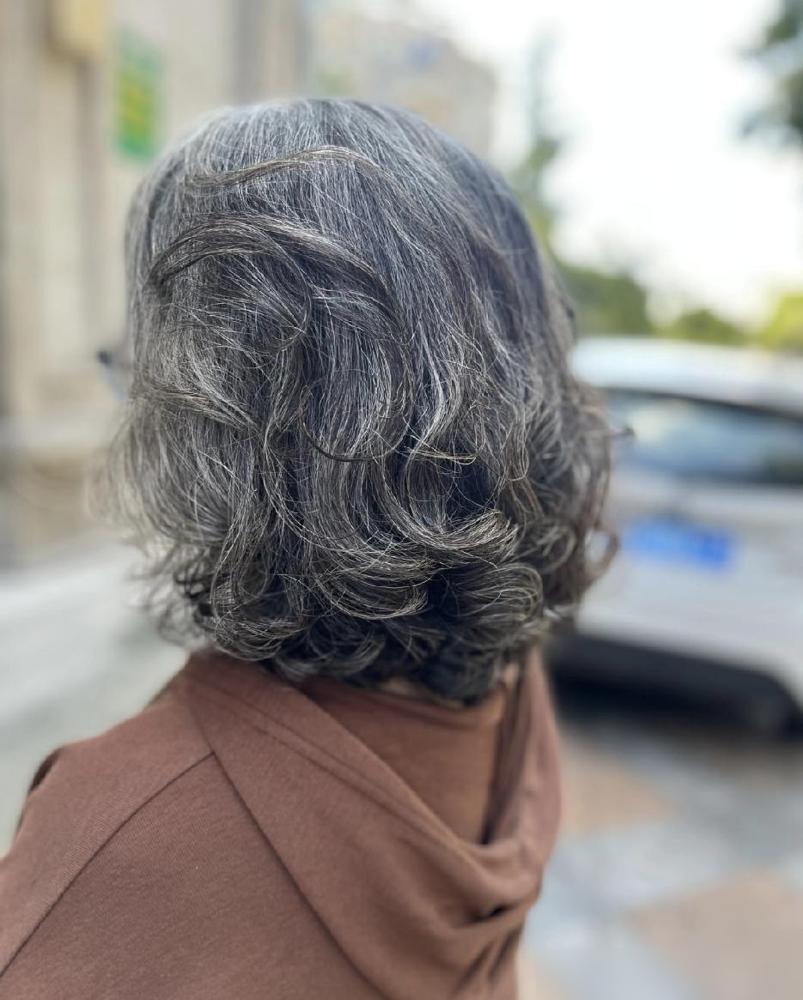 烦死了！这头发年轻时是宝贝，老了就成了负担，一撮撮的白发拔了长得更快，染又伤身，