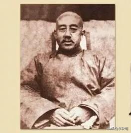 虽为无神论者，
却非无情论者。
至孝至诚，
性情之人。

第一张照片周恩来贴身用