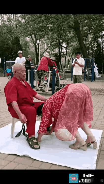 这是谁家的媳妇，专攻公园老大爷！倒立翻身，把私秘部位摆在大爷面前。试问老大爷，有
