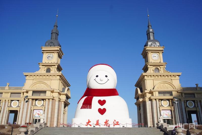 新闻快讯——东北黑龙江省哈尔滨市搭建起一座巨型雪人，迎接来自世界各地的游客。