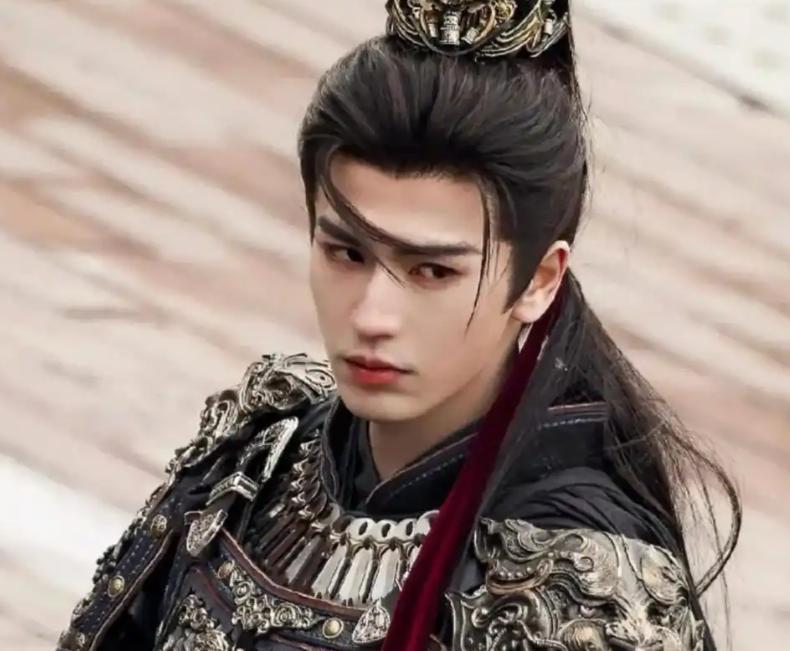 粉底液将军这事儿，闹得有点离谱了。
张凌赫在古偶剧《逐玉》里演少年将军谢征，妆容