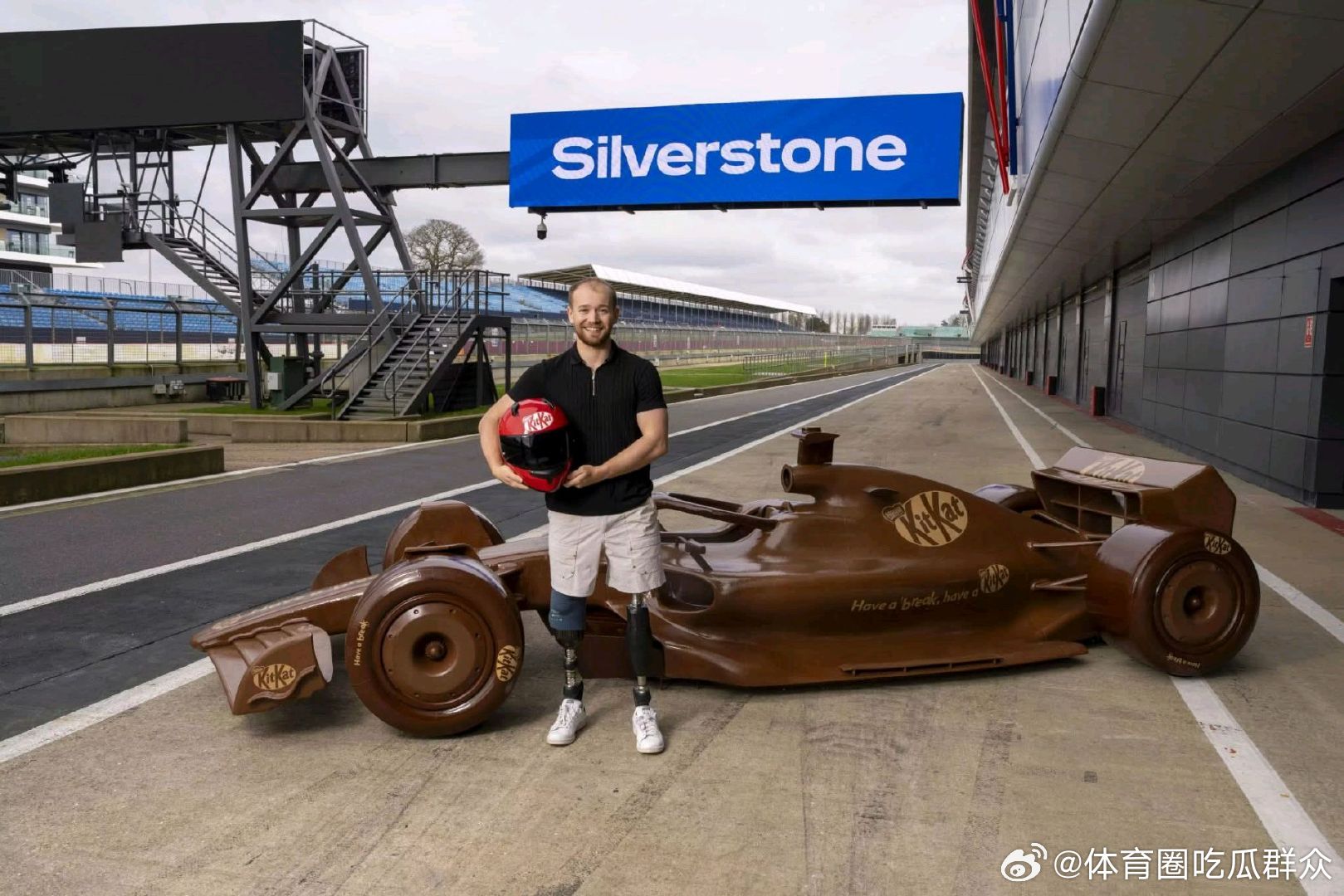 奇巧打造了一辆1:1 真人比例的巧克力 F1 赛车 车身长 5 米、宽 2 米，