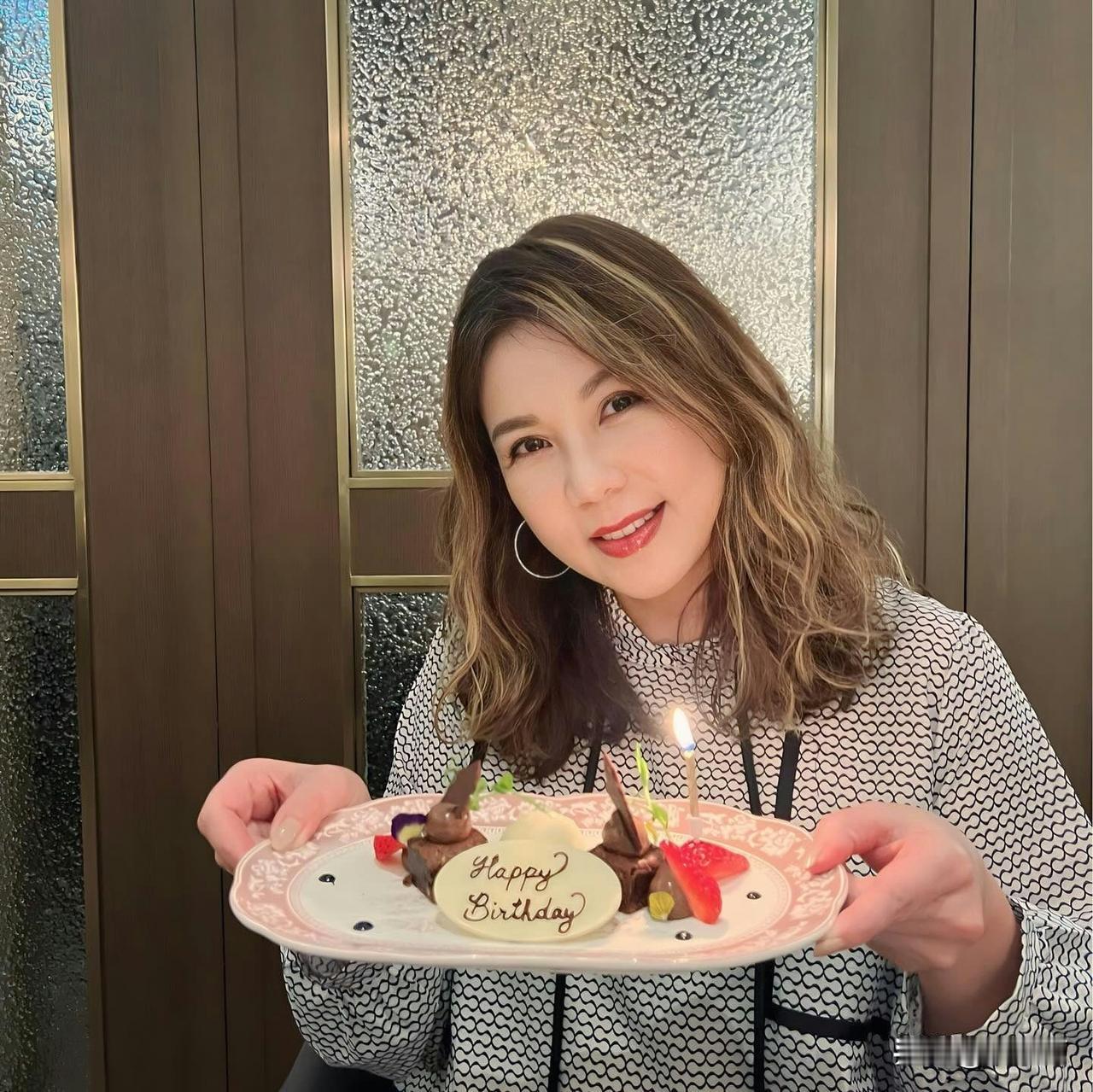 咱就是说这家人也太励志了！女儿张日晴小时候确诊选择性失语症，在学校连话都不敢说，