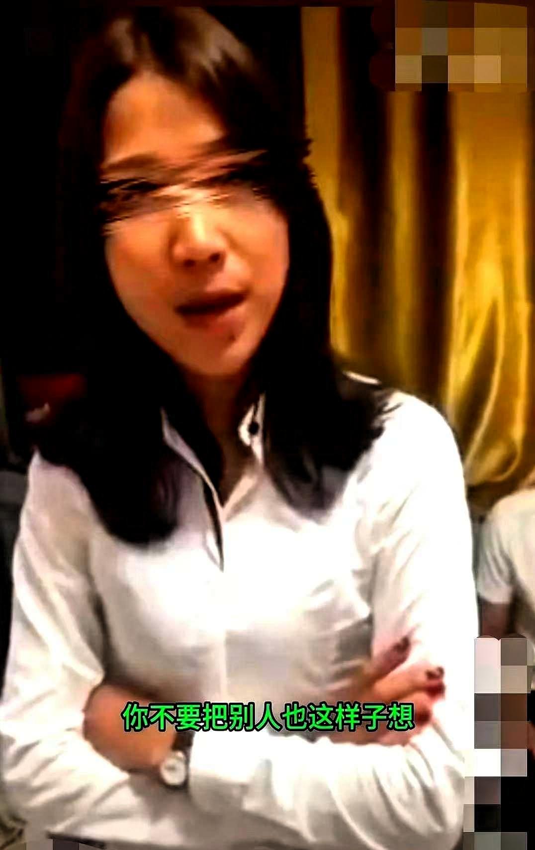 刷爆全网那段不到两分钟的视频，每一秒都是高能。
 
丈夫深夜回家，发现房门从内部