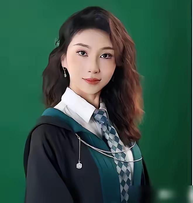 北理工的裴轶教授可能真的是一个假女权。
从她的言论里表面上看起来好像很激烈，还动