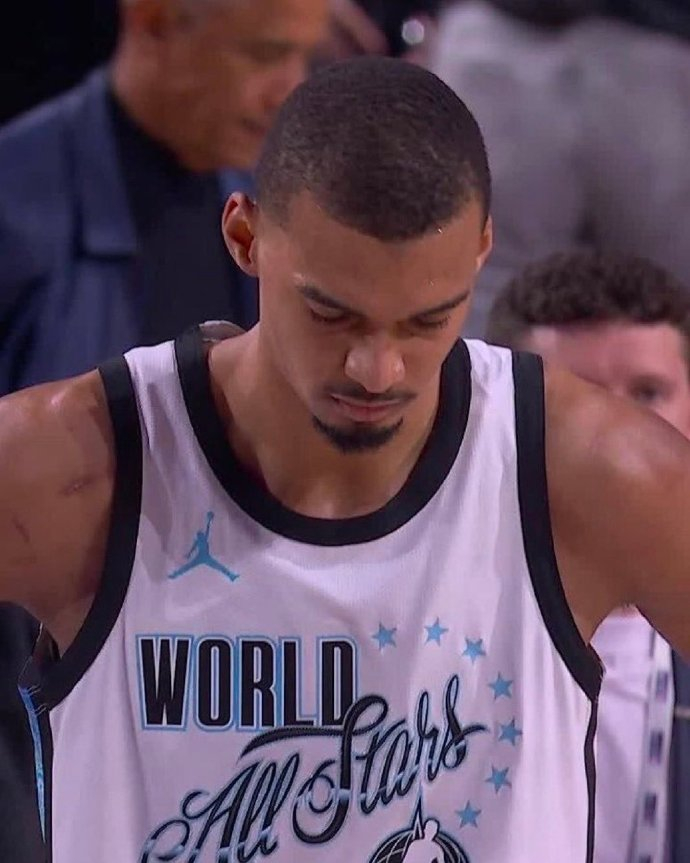 文班亚马努力努力白努力 今天全场最努力的人文班亚马，但他的背后空无一人.....