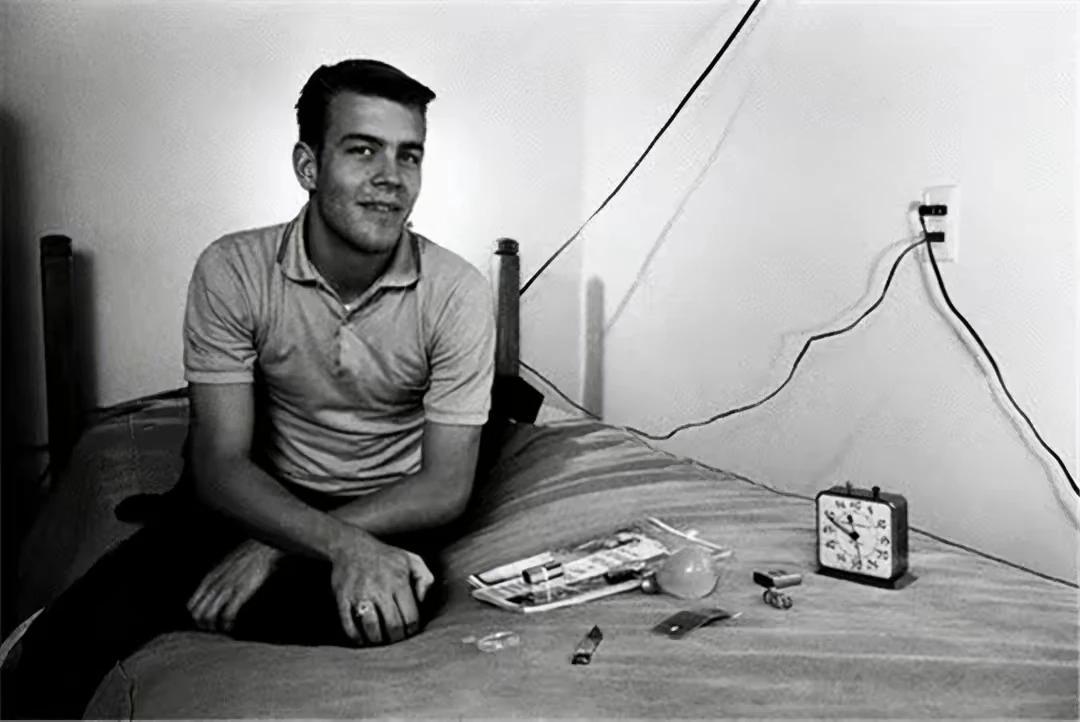 1963年12月28日，圣地亚哥，一个17岁的男孩决定11天不睡觉。

他不是在