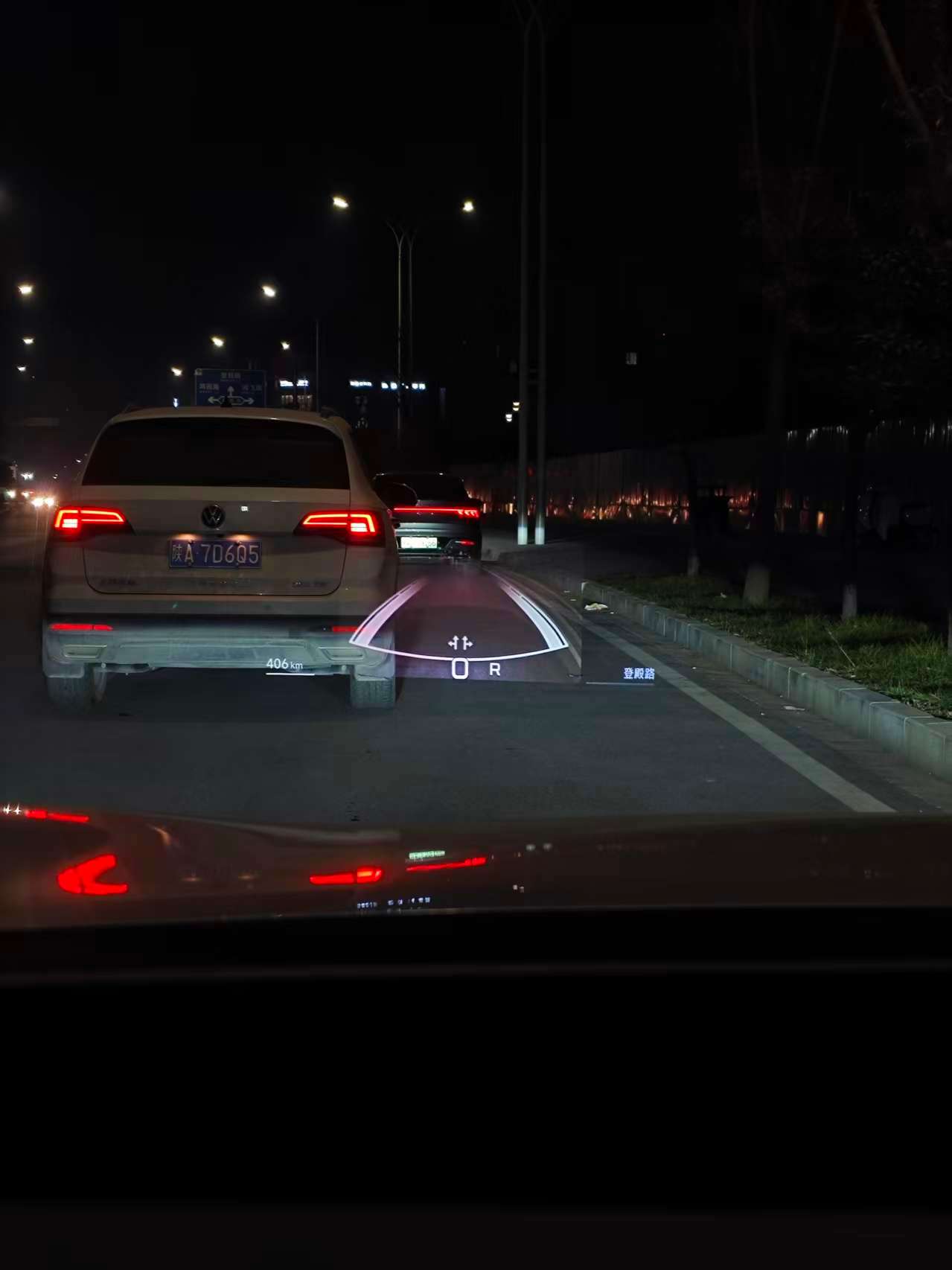 小鹏P7更新XOS 5.8.5后HUD显示倒车影像了有点意思👍需要适应一下 