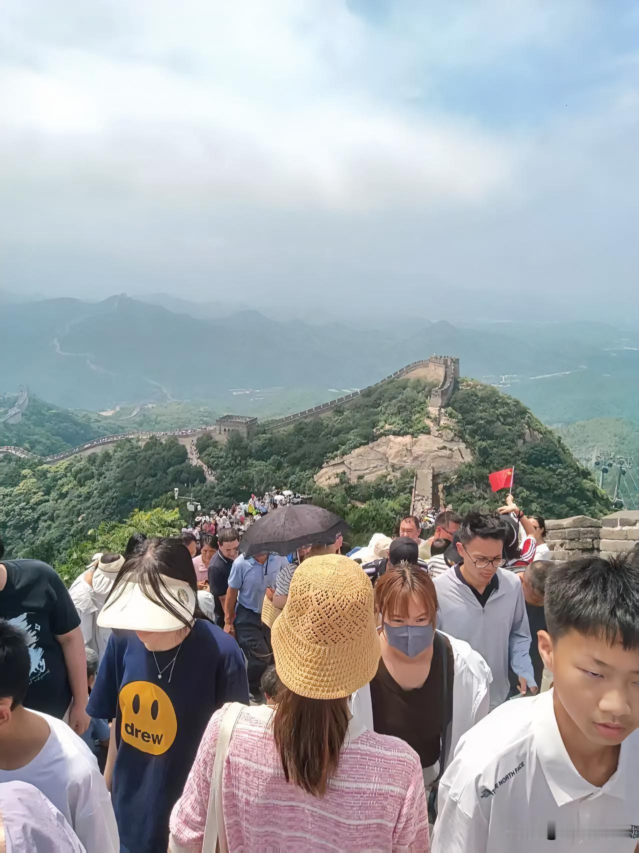 第一次登长城感语
 
今天是我人生头一回爬长城，亲身走在城墙上，才真切体会到修建