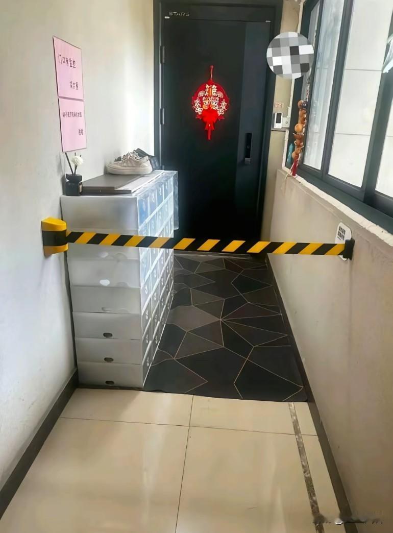 邻居竟然给拉上了警戒线，该怎么办？搞得像这家人出什么事了似的，哈哈哈
两家公共区