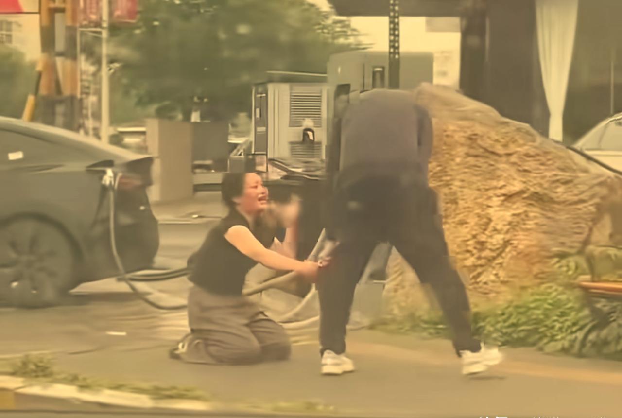 手机被翻，

耳光响起，

信任到底值多少钱。

那天徐州街上人不多，但视频传得