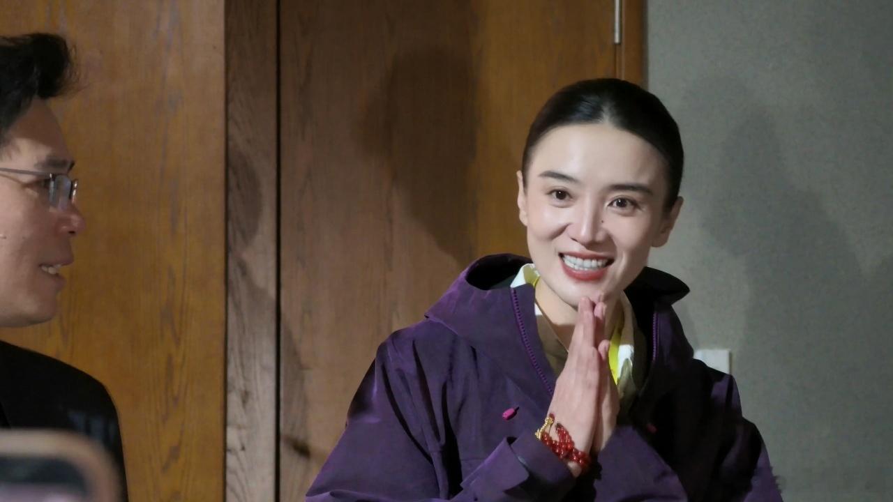 宋佳分享西藏经历、拉萨偶遇宋佳拉萨偶遇宋佳，简约穿搭融入雪域风光，毫无明星架子。