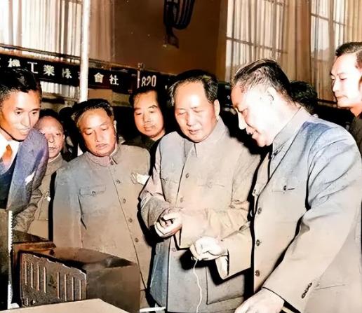 1958年，毛主席来到沈阳机床电器厂视察，全厂工人都低头不说话，只有一位年轻女工