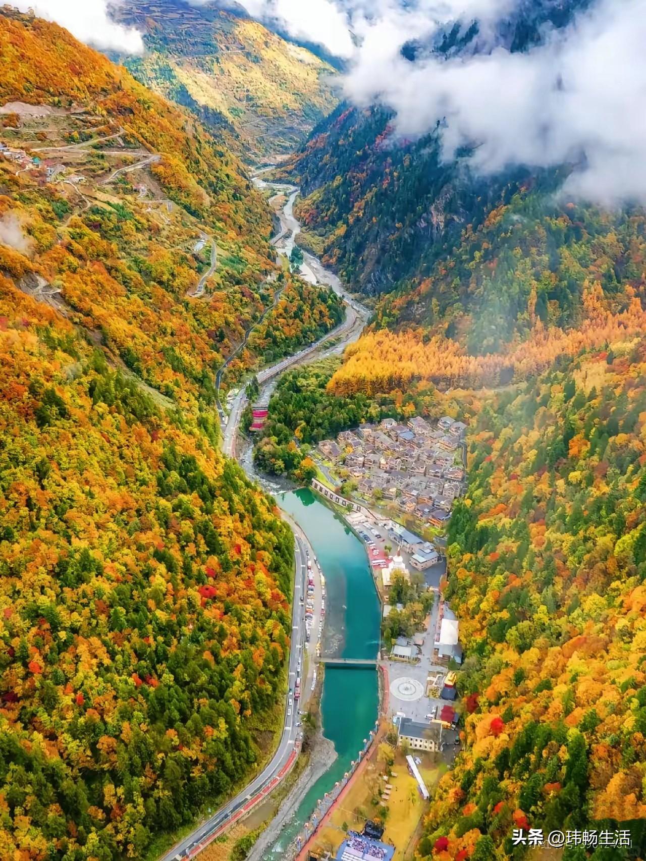 绿皮车它不紧不慢，让我们有充分的时间欣赏沿途的山水风景，它是一个流动的驿站，带我