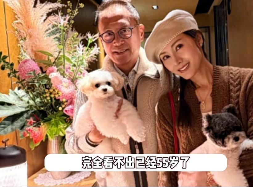 11月23日，李嘉欣在社交媒体上分享了与丈夫许晋亨的甜蜜合照，庆祝两人结婚17周