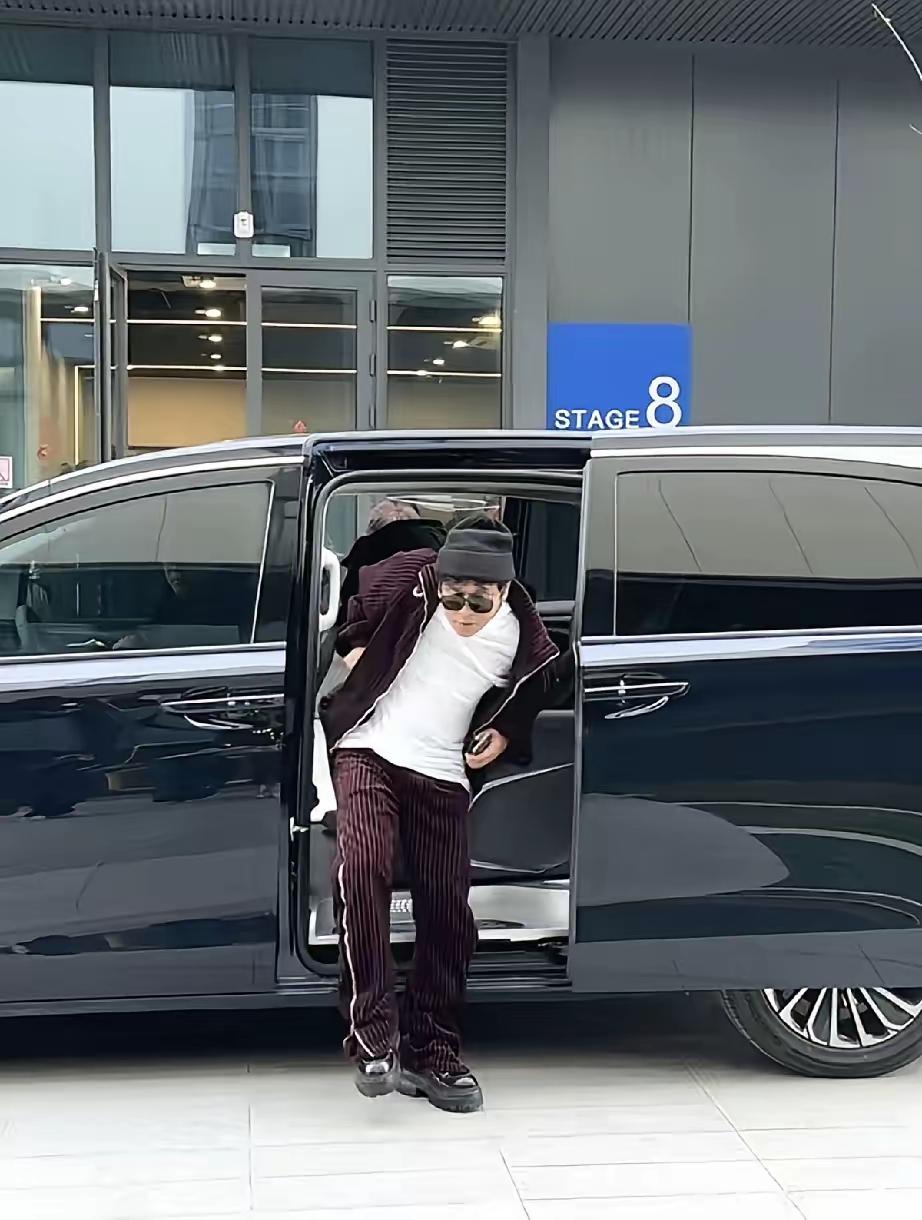 2月2日，宋小宝现身东方卫视春晚排练路透照，模样大变，网友认不出，万万没想到他大