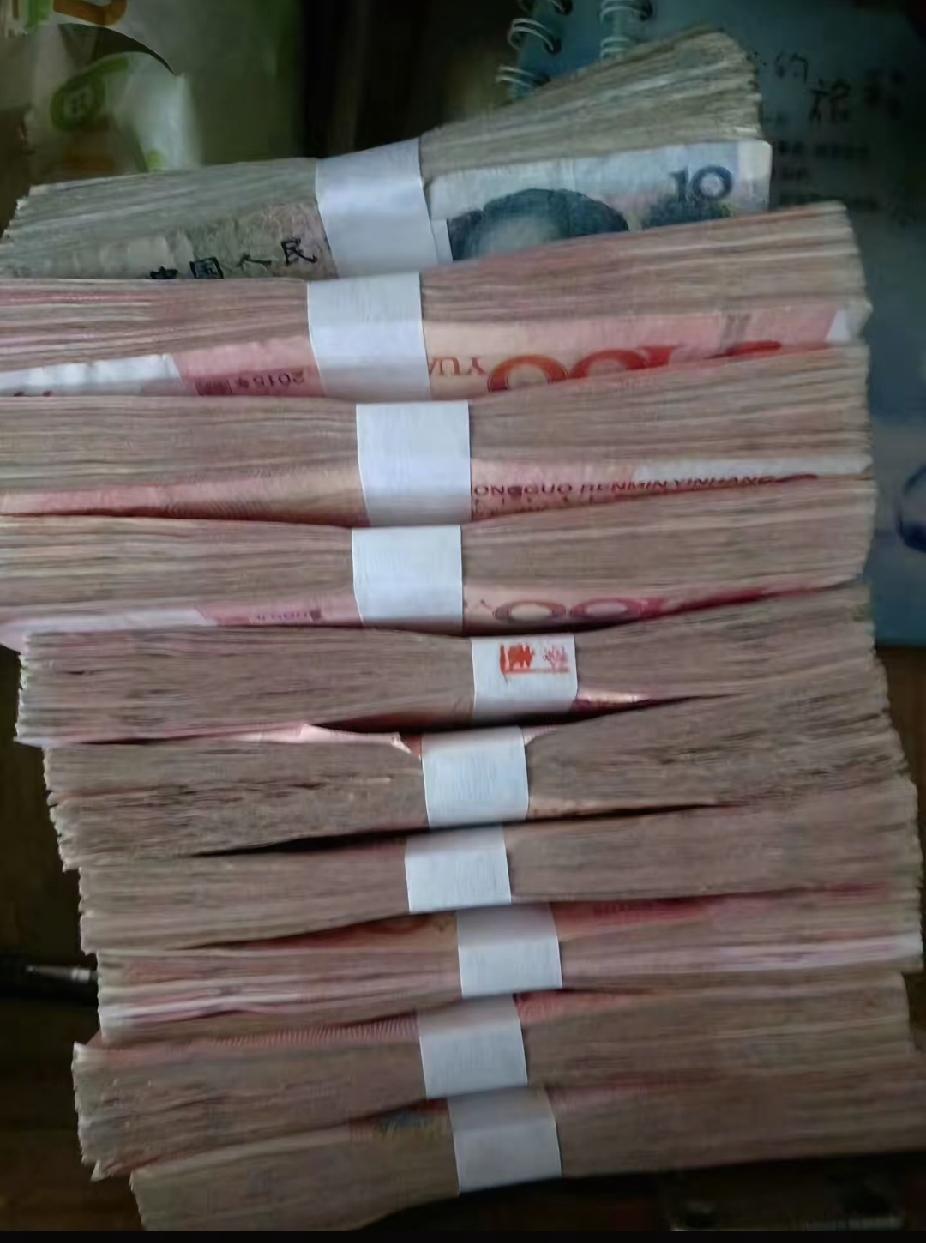 老公也在家
小姑子也在家
婆婆把省吃俭用积攒的10万块钱
悄悄的递给我
说让我帮