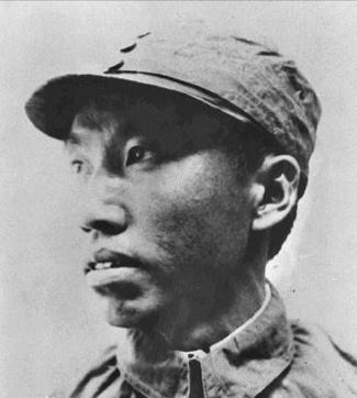 1942年5月25日，
他在高处指挥作战，
被日军炮弹击中，
当场牺牲。从此，