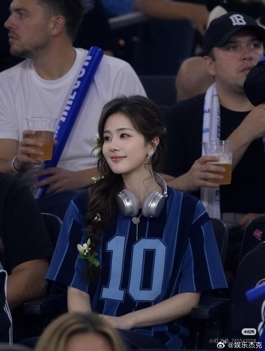白鹿穿10号球衣亮相世界杯现场观赛，今天的白鹿太美了。 