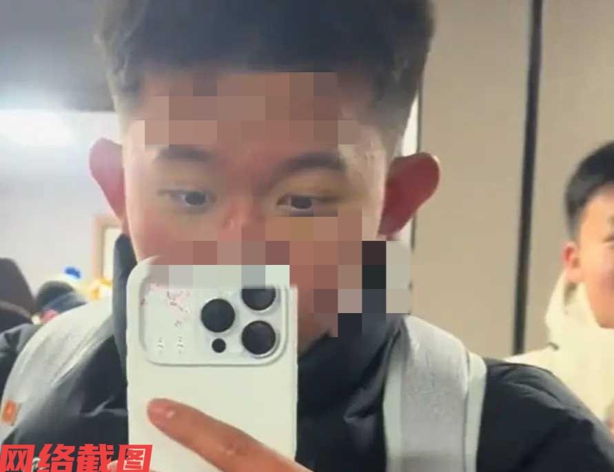 有名吉林的高中男生，到哈尔滨冰雪大世界里游玩。

只是男生觉得都是在东北，对于东