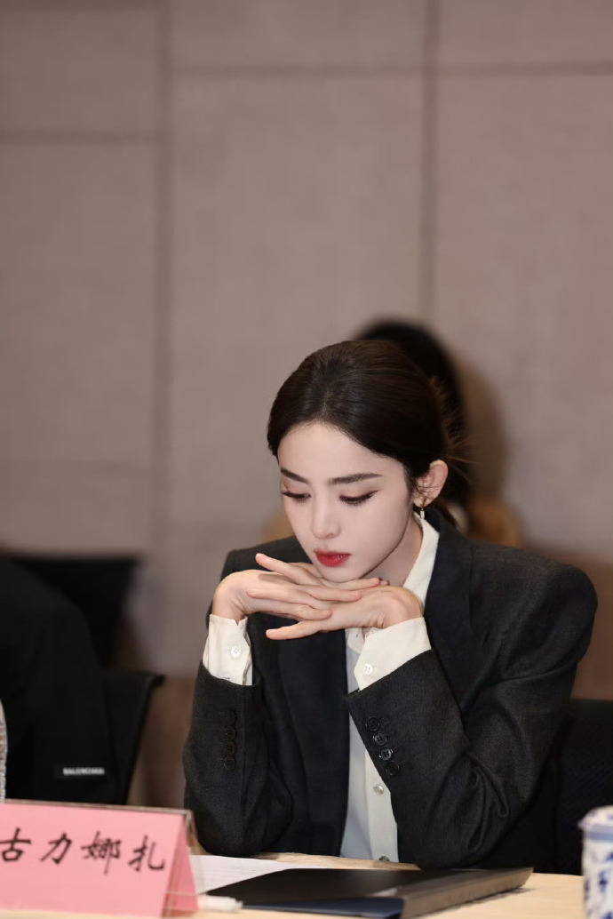 #娜扎央视镜头# 别人穿西装是低调，娜扎能低调到哪里去[允悲][允悲][允悲] 
