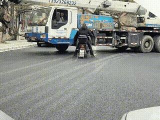 大车轮差大，摩托车司机退一步海阔天空，不知道犟种的僵持图个啥。