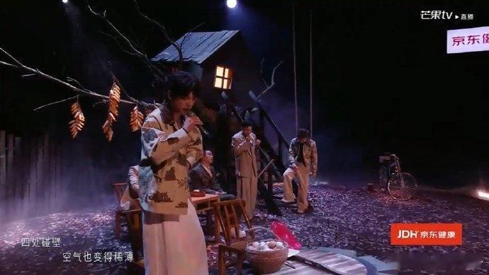 茶花开了唱哭王赫野披荆斩棘披荆斩棘《茶花开了》，没有刻意煽情，却凭着真挚歌声，让