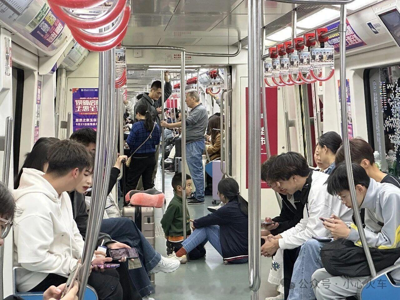 地铁头条【“五一”假期多地地铁将延时运营 4月30日或现客流最高峰】“五一”假期
