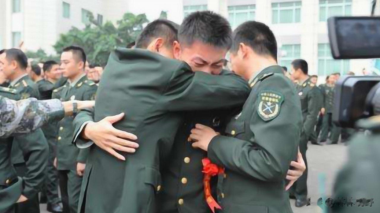弟弟08年高三时参军，已经在军队服役了 15 年，目前在广州某机关单位给领导开车