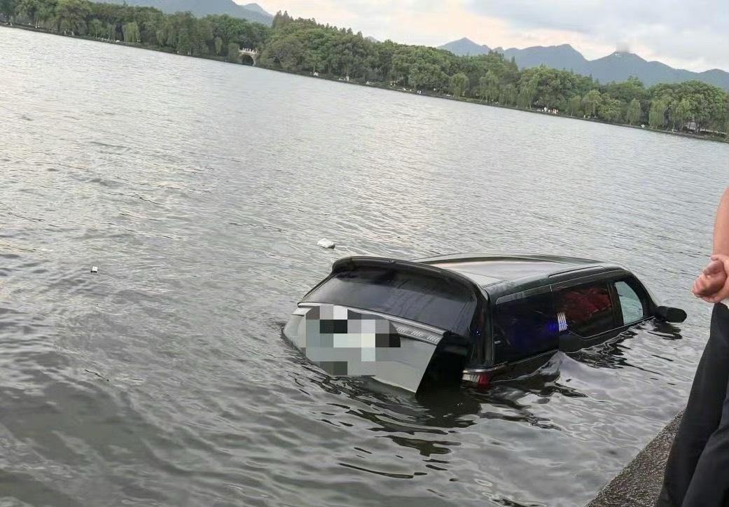 杭州一辆新能源车掉进西湖这里不让停车 好不啦