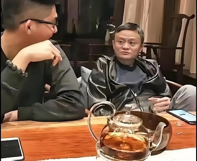 我就想问，亿万身家的马云icon，穿6万多的外套，算不算朴实？对他来说，1000