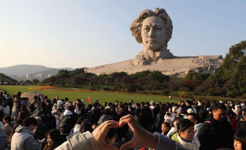 我们未来的路到底该怎么走？毛主席的答案是：“人家资本主义制度发展几百年，比社会主