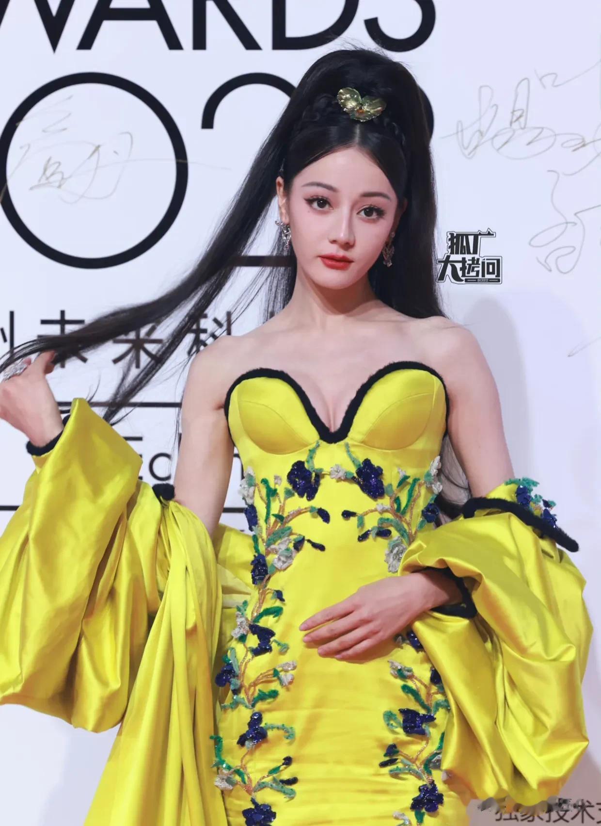 9位女星红毯造型翻车，迪丽热巴、吴谨言、张雨绮造型一言难尽，周冬雨险胜真不容易！