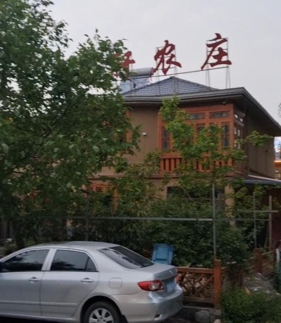探访千农庄，感受田园风光！走进千农庄，仿佛踏入了一个梦幻的田园世界。道路两旁，五