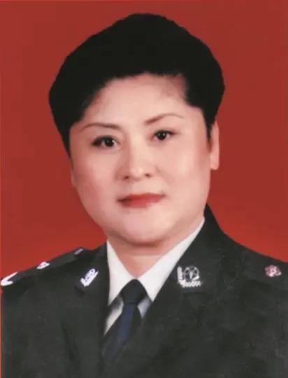 1988年，女警王玉荣结束卧底任务未换警服，遭两名壮汉强行塞进出租车，脖子被歹徒