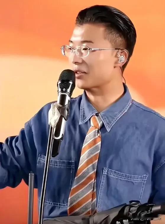 郭有才接住了这波泼天的富贵流量，9 天猛增 1000 万粉丝，然而，却有不少网友