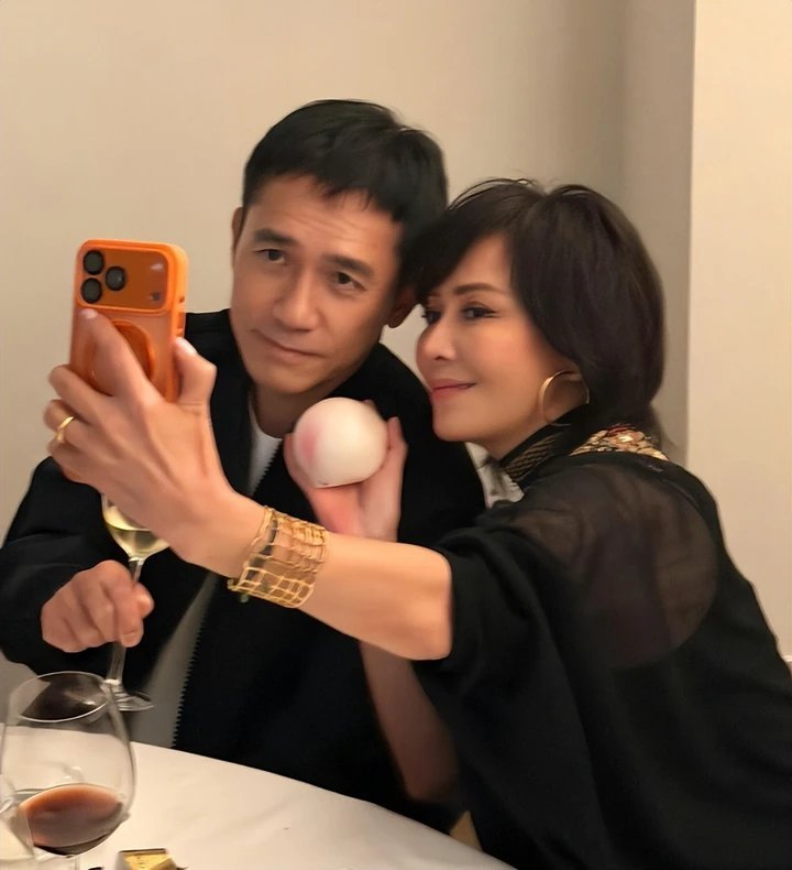 刘嘉玲笑谈7岁偷瓜进局子，更曝梁朝伟社恐到跟佣人说话要她转达刘嘉玲接受郑裕玲的专
