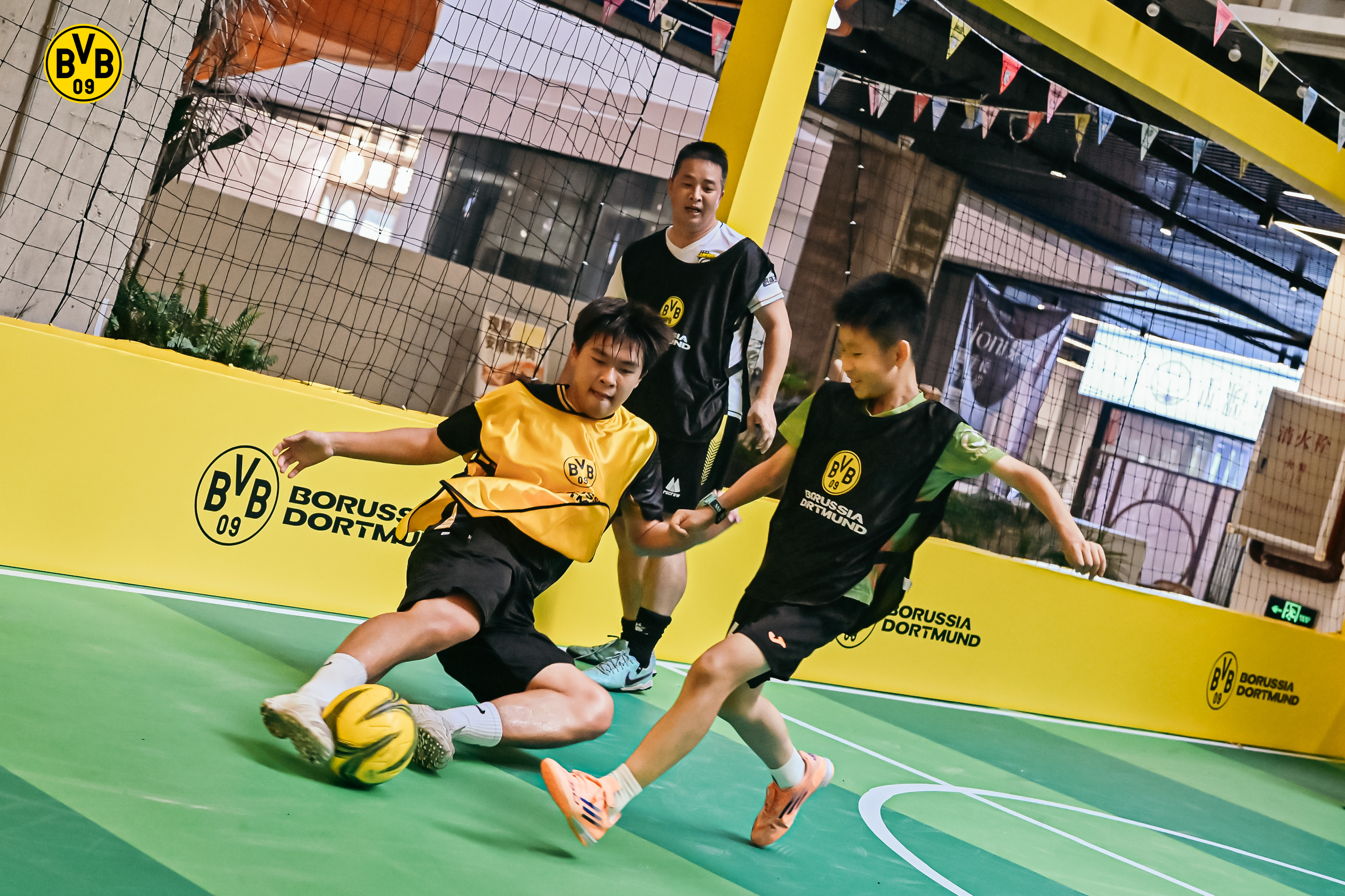 🛶这个端午假期，和大家过得横开心⚽黄黑奖杯展览、德国杯亲签球衣参观、2v2趣味
